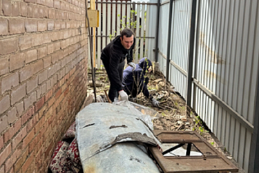 Молодежь помогает жителям устранять последствия наводнения